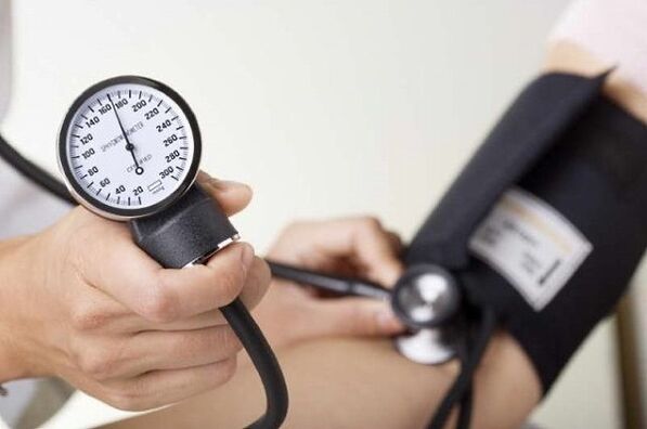 Bei hohem Blutdruck ist eine wässrige Ernährung verboten. 