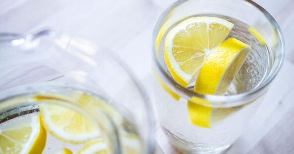Die Zugabe von Zitronensaft zu Wasser erleichtert die Einhaltung einer wasserbasierten Ernährung. 