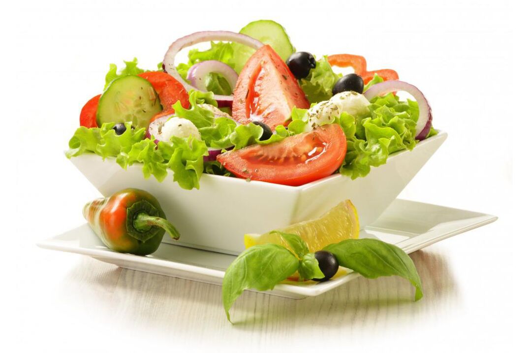 An Gemüsetagen einer chemischen Diät können Sie köstliche Salate zubereiten. 