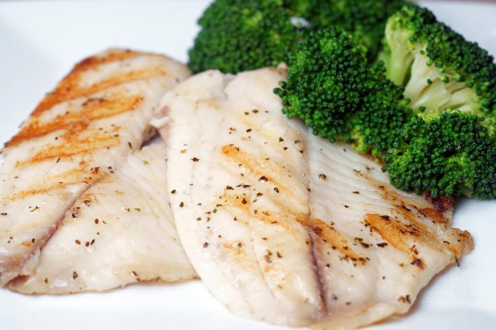 Gebackener oder gekochter Fisch ist ein herzhaftes Gericht auf der Diätkarte von Osama Hamdiy