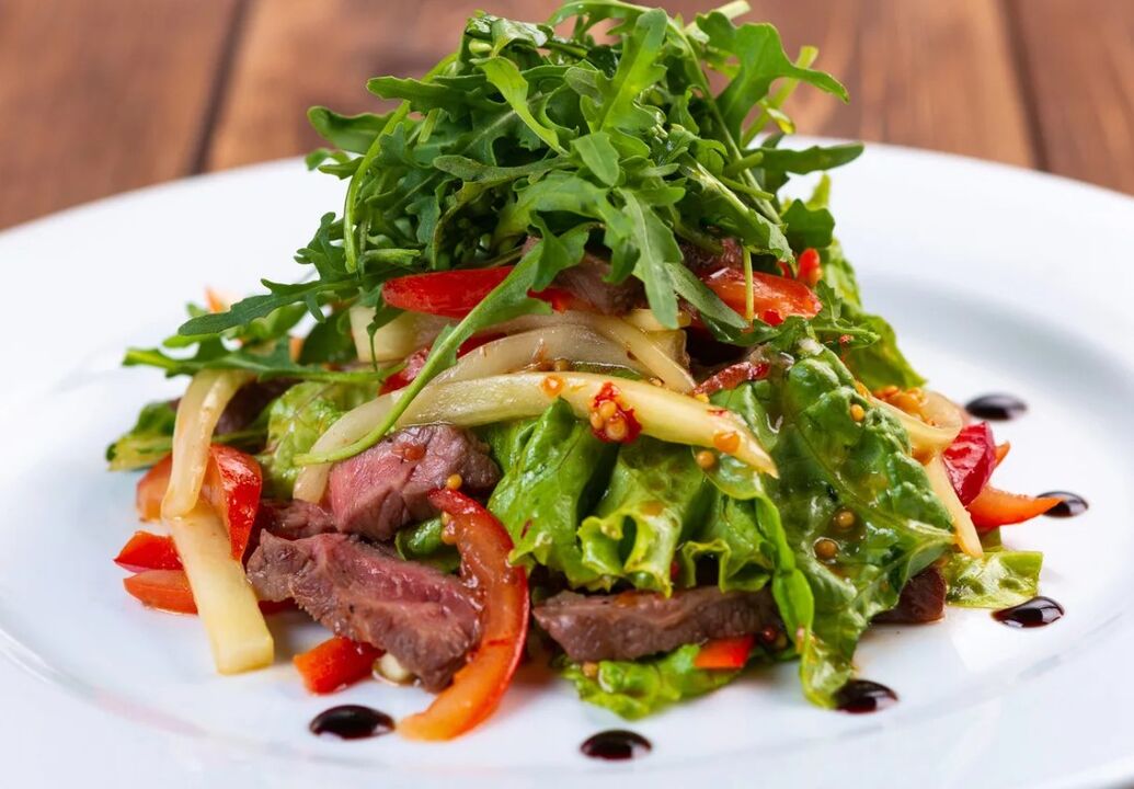 Kalbsalat und Gemüse -Salat