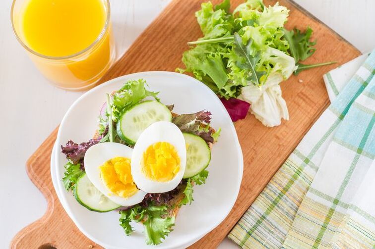 Gurken- und gekochter Eiersalat