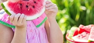 Mädchen essen Wassermelone