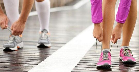 binden Sie Ihre Schnürsenkel vor dem Joggen, um Gewicht zu verlieren