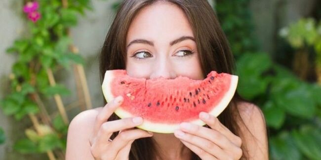 Mädchen isst Wassermelone, um Gewicht zu verlieren