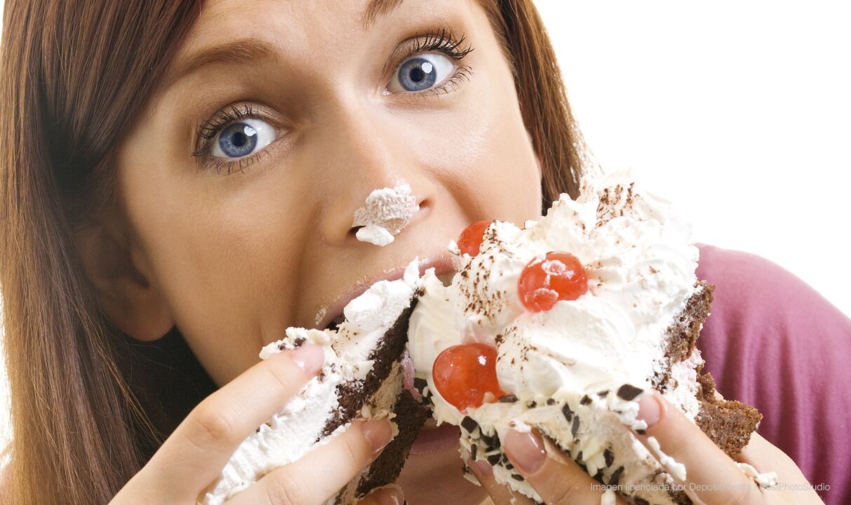 Mädchen isst Kuchen und verbessert das Abnehmen