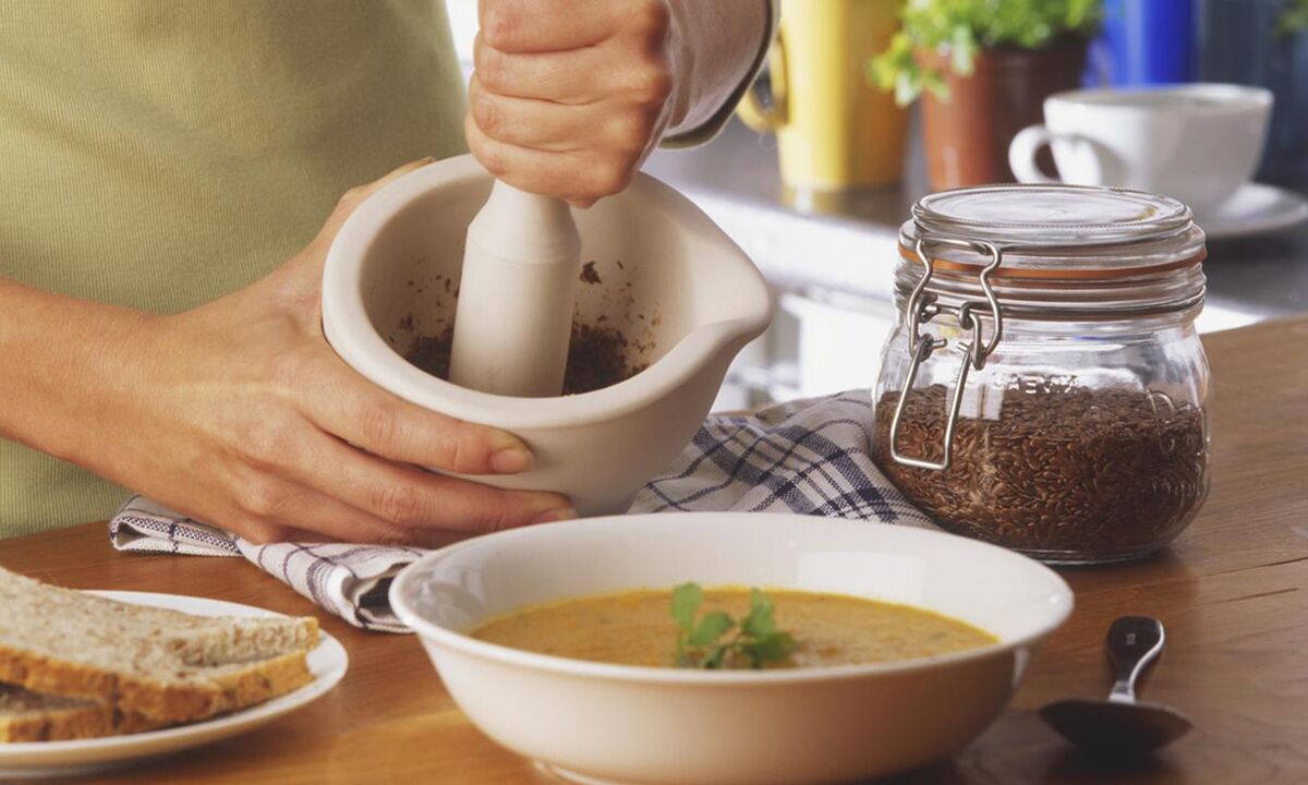 Hinzufügen von Leinsamen zur Suppe für eine gute Darmfunktion